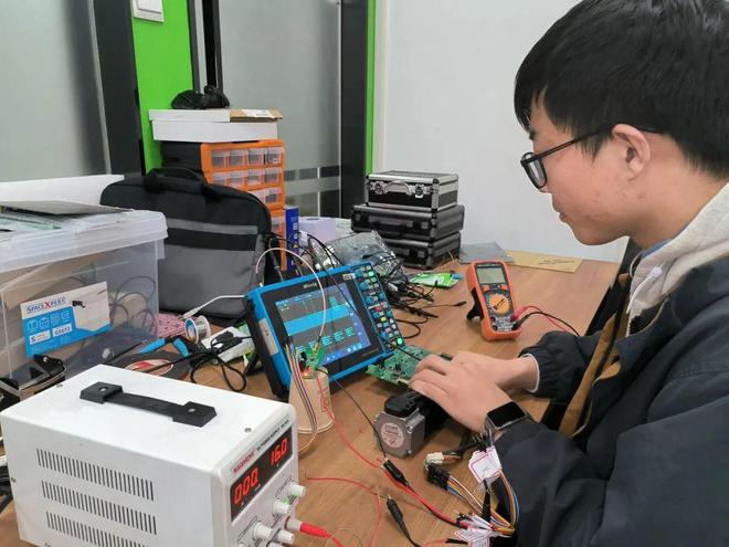 这个专注研究爬壁机器人的工大学子在科创赛道上跑出新的“加速度”米乐M6 米乐(图2)